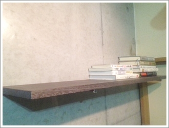 コンクリ打ちっぱなし壁の部屋に1分で壁掛けや本棚をdiy 豆さんのぼやきブログ コンクリ打ちっぱなし壁の部屋に1分で壁掛けや本棚をdiy 豆さんのぼやきブログ