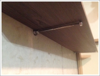 コンクリ打ちっぱなし壁の部屋に1分で壁掛けや本棚をdiy 豆さんのぼやきブログ